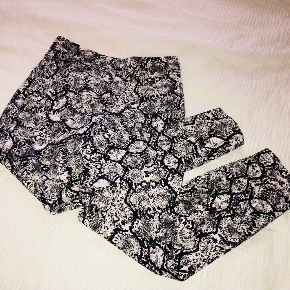 High-Wasted Stretchy Snakeskin pants